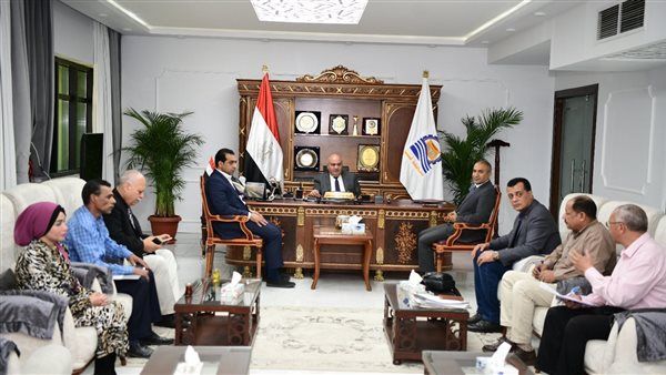 محافظ قنا يستأنف استقبال المواطنين بمكتبه لبحث شكواهم