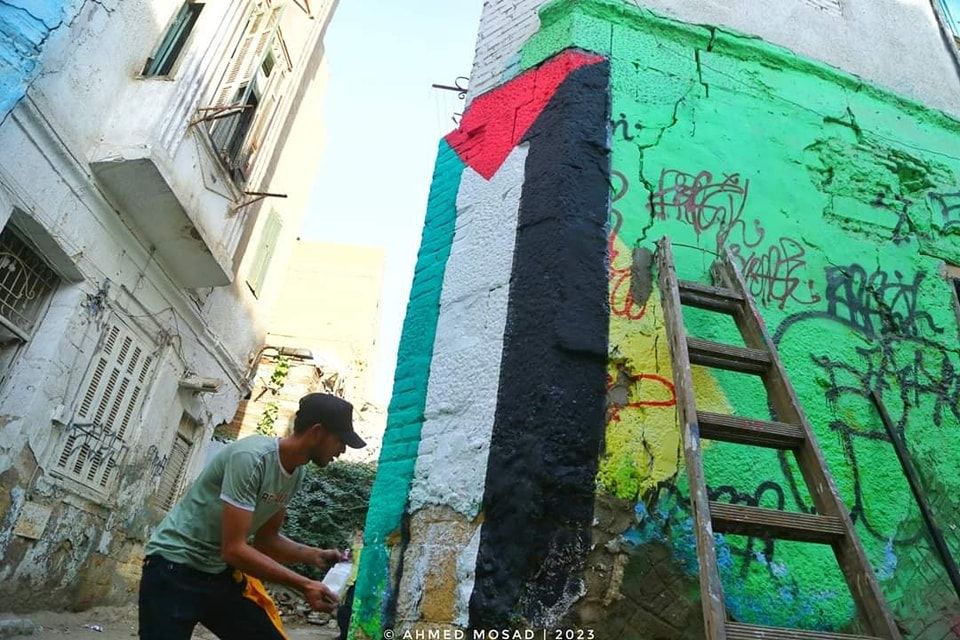 معتز يرسم علم فلسطين