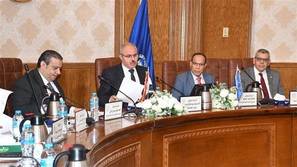 رئيس جامعة القناة يتابع الاستعدادات لامتحانات الفصل الدراسي الأول بالكليات