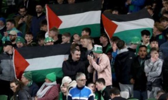 أكفان ملطخة بالدماء وأعلام وكوفيات.. ملاعب أوروبا تنتفض لدعم الفلسطينيين