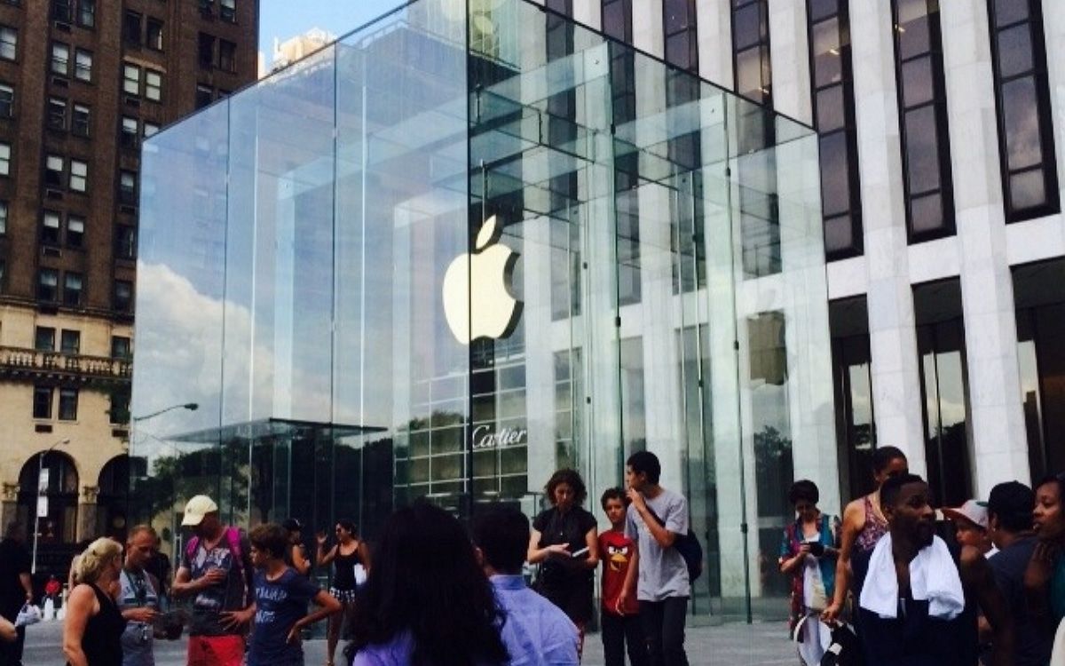 سرقة 300 جهازiPhone أمام متجر apple بنيويورك