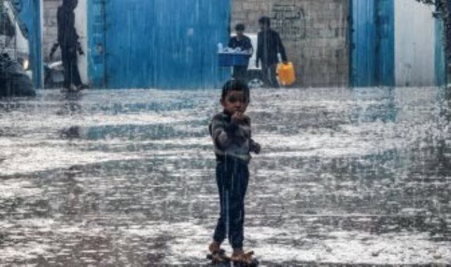 برد قارس وأمطار تضاعف معاناة أهل غزة.. والصليب الأحمر يستغيث
