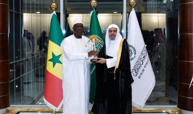 لدى زيارة فخامته مقر رابطة العالم الإسلامي الرئيس السنغالي يتسلم أيقونة وثيقة مكة المكرمة لخدمة العمل الإسلامي