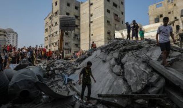 الهلال الأحمر الفلسطينى: توقف قافلة لإجلاء مرضى مستشفى "القدس" بسبب القصف