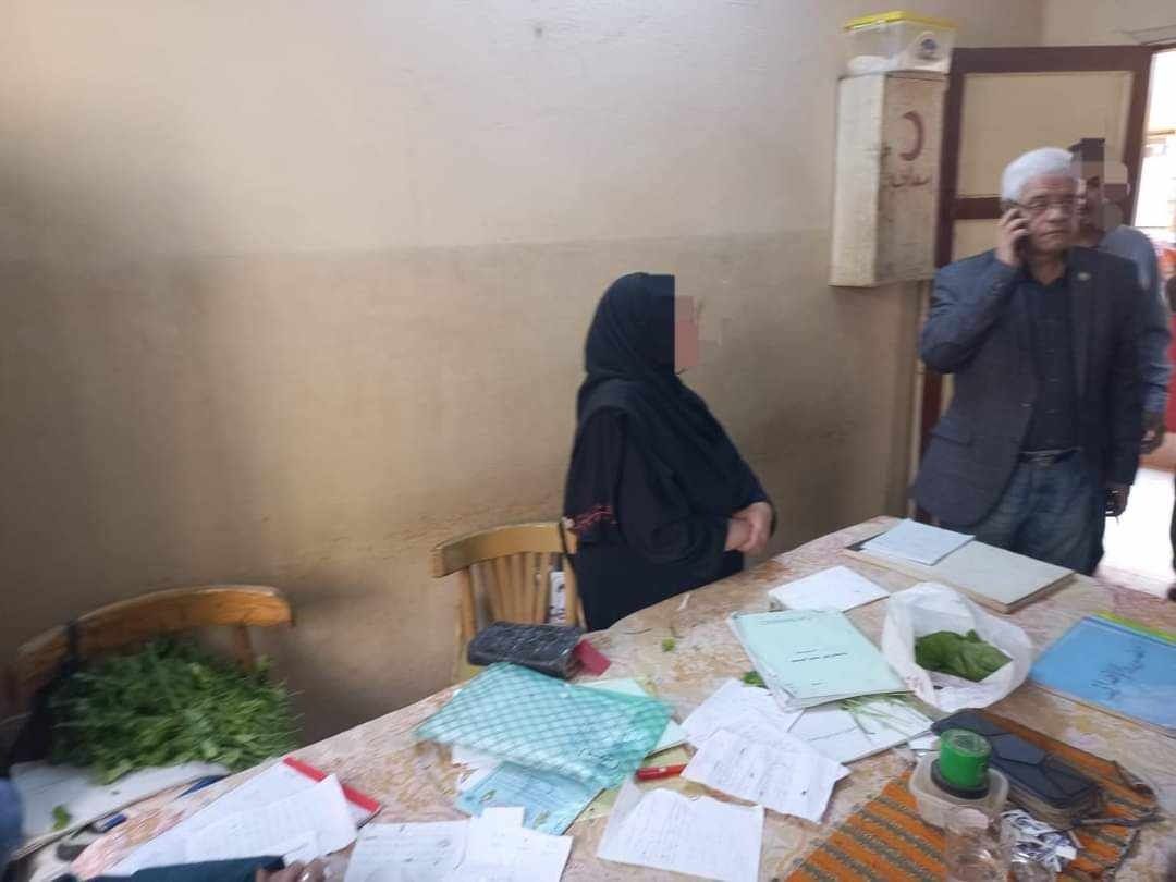 "بيقَطَّفوا ملوخية".. إحالة مدير مدرسة وموظفتين للشؤون القانونية
