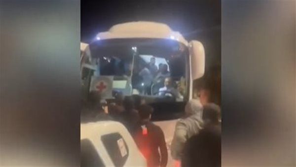 لحظة مغادرة حافلة الأسرى الفلسطينيين المحررين سجن عوفر باتجاه رام الله (فيديو)