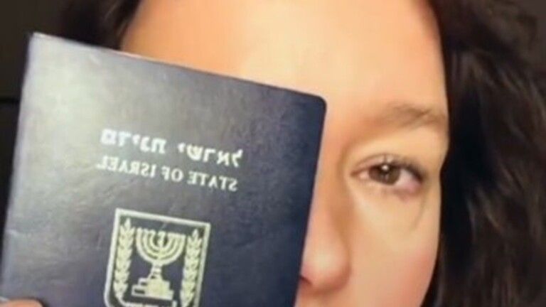 فنانة إسرائيلية تتخلى عن جنسيتها "احتجاجَا على حرب غزة"