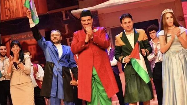 أبطال مسرحية طيب وأمير يرفعون علم فلسطين في نهاية العرض (صور)