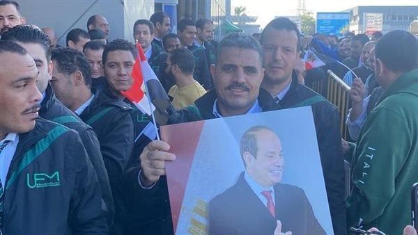 رافعين علم مصر وصور السيسي، إقبال كثيف لتصويت المصريين في الكويت على الانتخابات الرئاسية (صور)