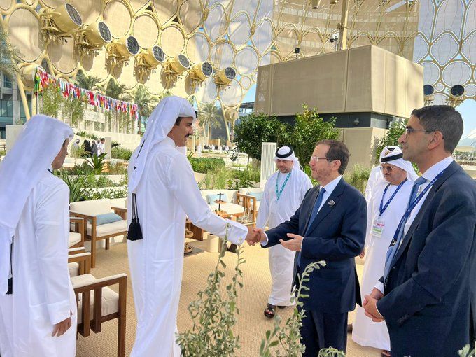 مصافحة أمير قطر ورئيس إسرائيل تشعل مواقع التواصل الاجتماعي