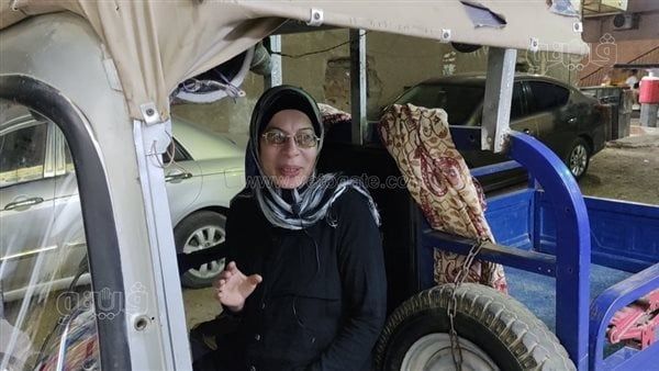 أم إسلام قصة كفاح لم يضعفها ألم المرض، أمنيتها تسديد ما تبقى من ديون عليها وشراء تربة (فيديو)