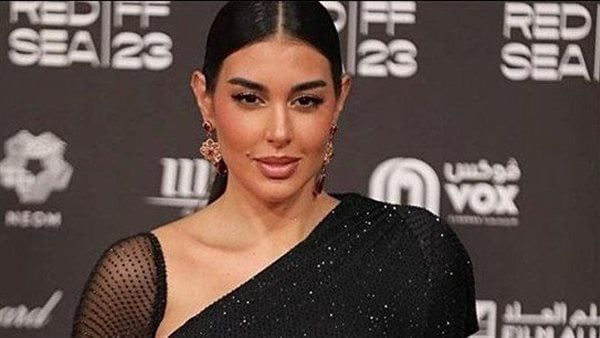 ياسمين صبري تخطف الأنظار بالأسود في مهرجان البحر الأحمر السينمائي بجدة