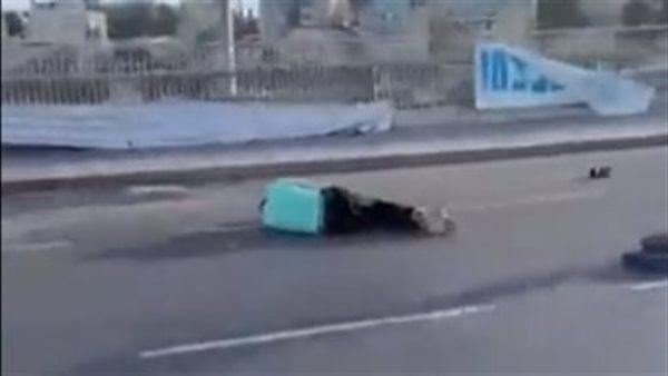 رفع يديه مستسلما، لحظة قتل قوات الاحتلال مستوطنا بالخطأ في عملية القدس (فيديو)