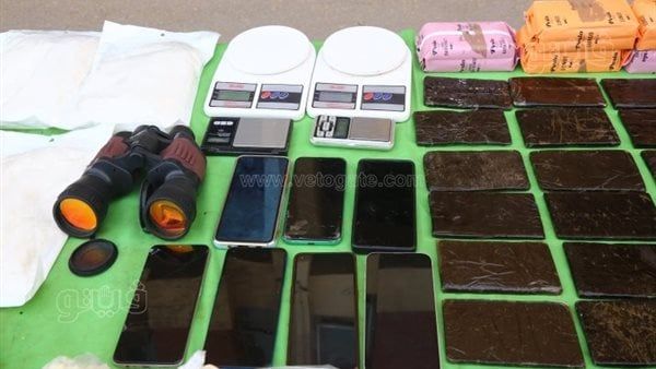 المعمل الكيميائي يحدد مصير عاطل عثر بحيازته على مواد مخدرة بالوراق