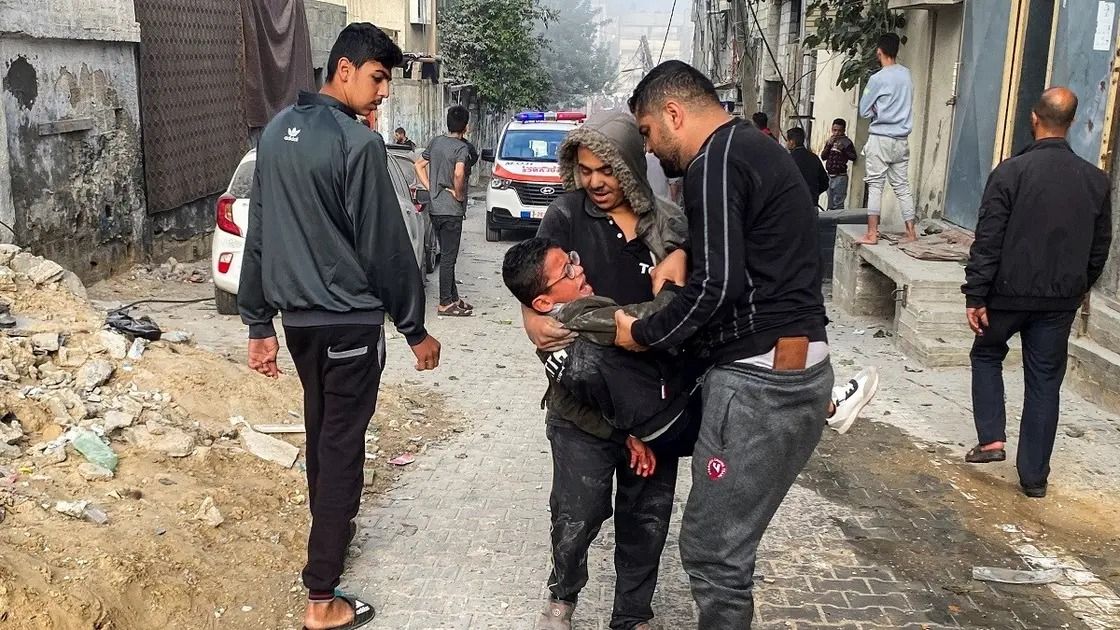 عدد شهداء غزة يتخطى المئة خلال ساعات من استئناف العدوان الإسرائيلي
