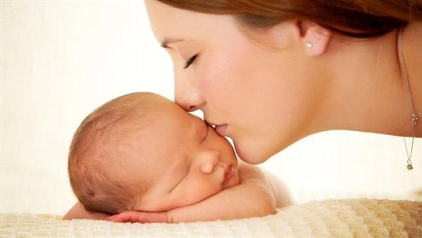 الصحة تحذر من تقبيل الأطفال في موسم الشتاء: يسبب هذا المرض