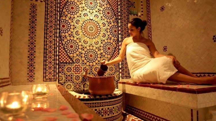 الحُكم بالسجن على مصري وهندي "وضعوا كاميرات في حمام السيدات"