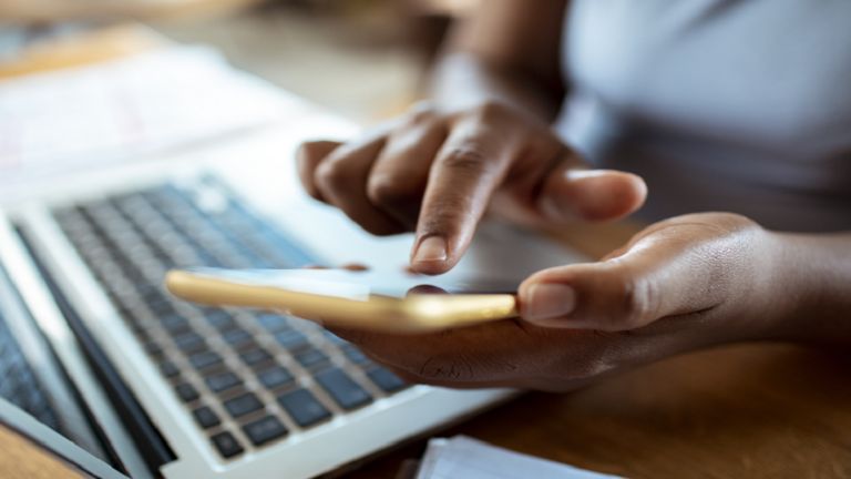 تحذير : تطبيق خطير يسرق رسائل الواتس من الهواتف