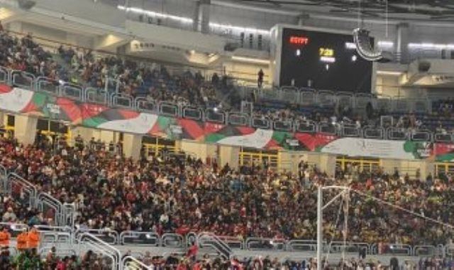 الجماهير تملأ مدرجات استاد القاهرة لمؤازرة فراعنة اليد أمام تونس.. صور