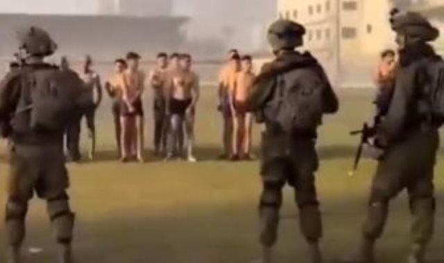 نيويورك تايمز: إسرائيل تعذب المعتقلين الفلسطينيين بضربهم وتعريتهم