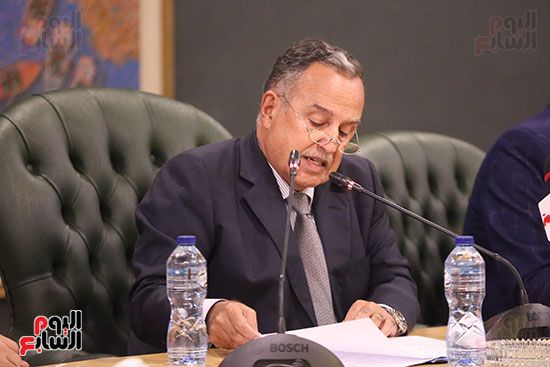 الوزير خلال الندوة (2)