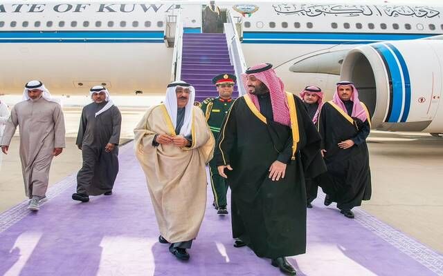 أمير دولة الكويت يصل السعودية.. والأمير محمد بن سلمان في استقباله