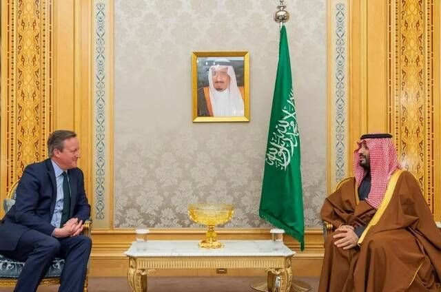 ولي العهد يستعرض التعاون الثنائي مع وزير الخارجية البريطاني
