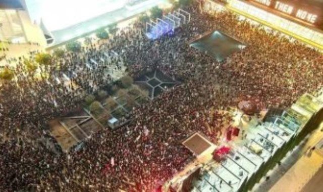 مظاهرات أمام منزل نتنياهو تطالب بعزله وإجراء انتخابات مبكرة