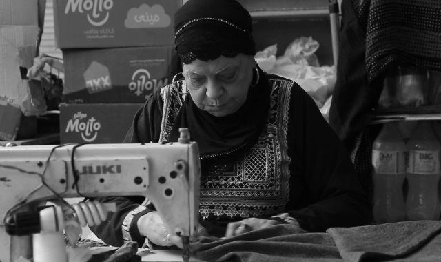 هتبكى على حالها وهتهز قلبك ضحكتها الحاجة لوزة.. أشهر خياطة في الدرب الأحمر