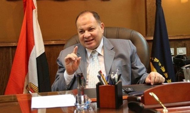 فيديو.. محافظ أسيوط يوزع شيكولاتة على مرضى قسم الإصابات بالمستشفى الجامعى