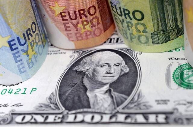 الدولار يستقر بالقرب من أعلى مستوياته في 11 أسبوعاً