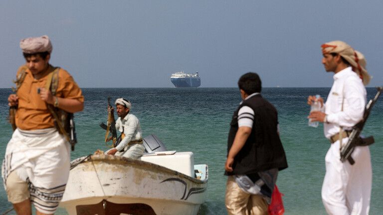 جماعة الحوثي تواصل استهداف السفن في البحر الأحمر وتتحدى أمريكا وبريطانيا