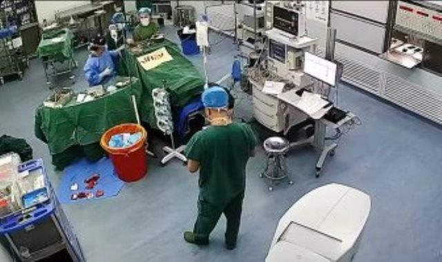 احتفاء صينى بجراح أصر على استكمال عملية دقيقة رغم حدوث زلزال.. فيديو