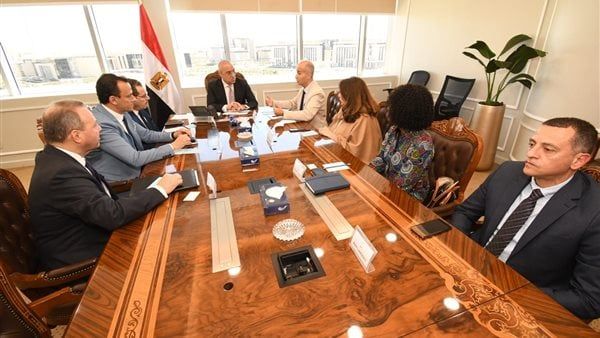 وزير الإسكان يستعرض مع مسئولى الهابيتات التحضيرات لاستضافة مصر للمنتدى الحضرى العالمى WUF12