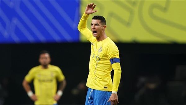 حركة لا يفعلها إلا الصغار، تصرف غير لائق من رونالدو أمام ممر الهلال الشرفي (فيديو)