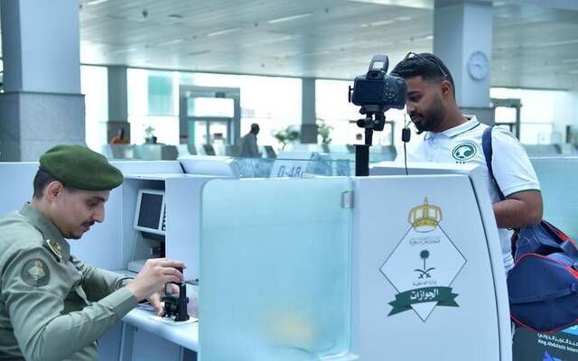 "الجوازات" تعاقب مخالفين لأنظمة الإقامة والعمل وتوجه طلبا للمواطنين والمقيمين