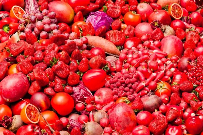 لون عيد الحُب.. فوائد صحية ذهبية "للأطعمة الحمراء" للقلب والهضم والمناعة