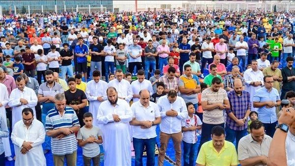 حكم التهليل والصلاة على النبي في تكبيرات العيد