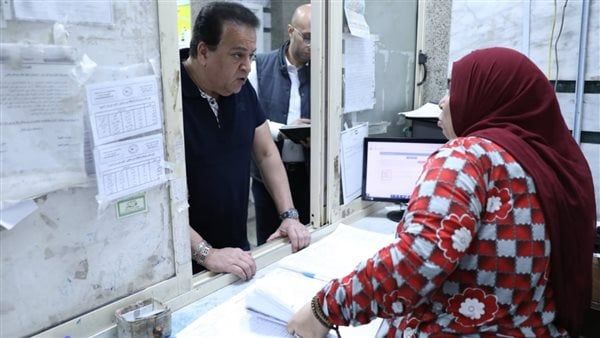 جولة مفاجئة، عبد الغفار يتفقد مستشفى 6 أكتوبر للتأمين الصحي بالدقي