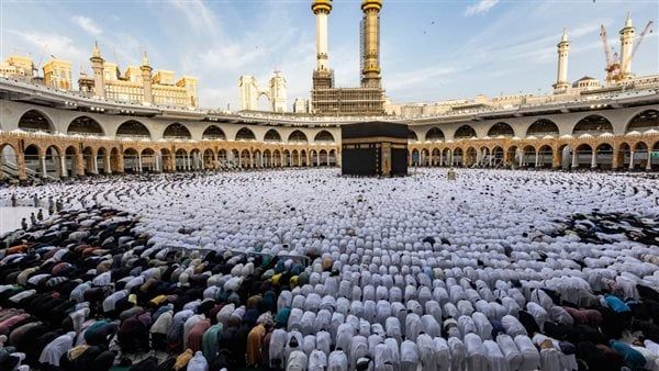 شخص يحاول التخلص من حياته في الحرم المكي، وأمن المسجد يحقق بالواقعة