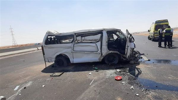 مصرع شخص وإصابة 20 آخرين إثر انقلاب ميكروباص على الطريق الصحراوي