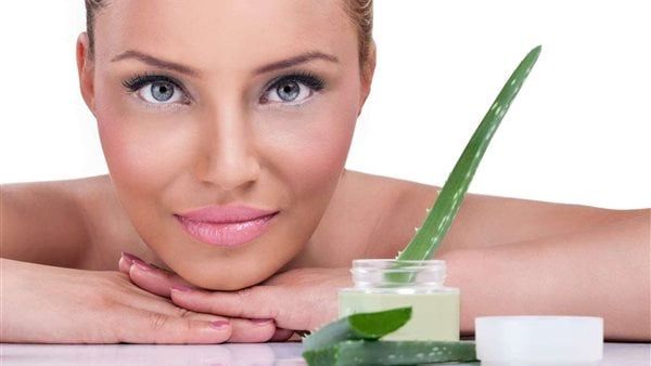 يمكنه حل جميع مشاكلهما، فوائد جل الصبار للبشرة وللشعر