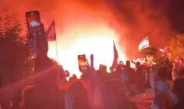 إسرائيليون يحرقون شوارع قيسارية المحتلة احتجاجا على نتنياهو.. فيديو