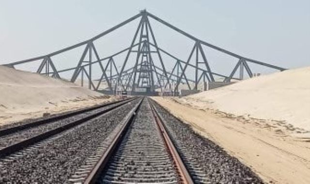 القطارات تعود لسيناء وتعبر كوبرى الفردان الجديد قريبا.. صور