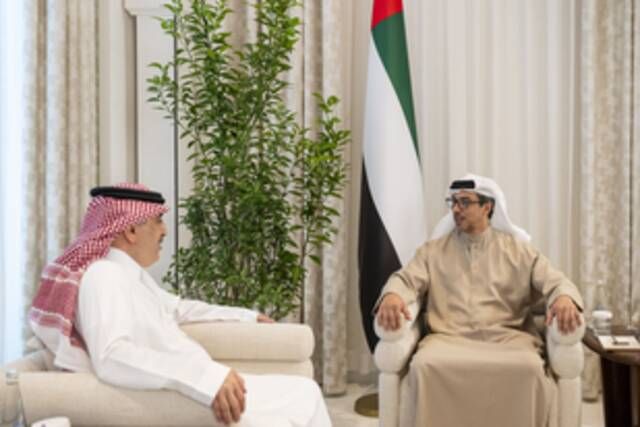 الإمارات والسعودية تبحثان سبل تعزيز التعاون في المجالات كافة