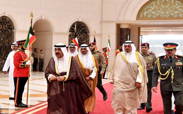 أمير الكويت يُغادر إلى السعودية
