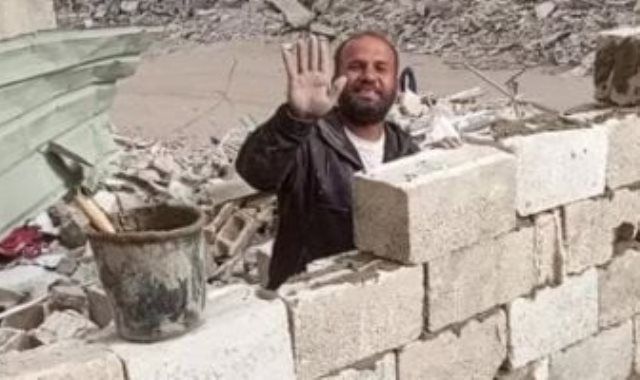 فلسطينى يعيد بناء منزله فى خان يونس.. ويؤكد: كل شىء تدمر راح نعمروا.. صور