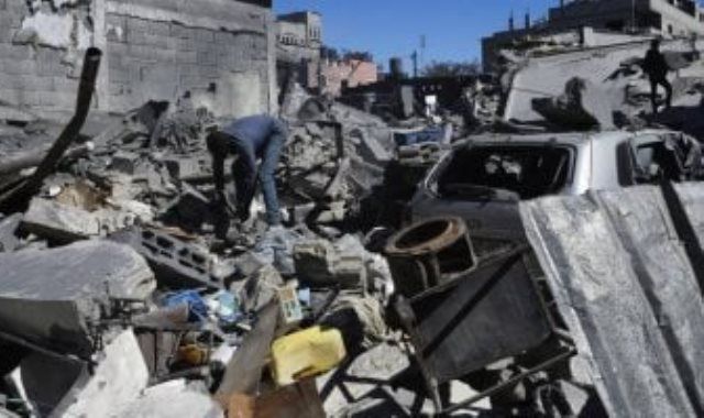 انتشال أشلاء شهداء فلسطينيين من تحت أنقاض منزل قصفته طائرات الاحتلال فى دير الغصون بقطاع غزة