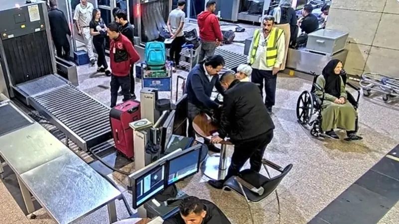 كاميرات المطار تكشف "حقيقة" استبدال أموال راكب بعملات محلية