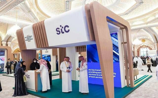 "جي بي مروجان" يرفع توصيته لسهم "إس تي سي" إلى "زيادة الوزن"